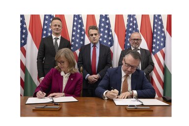 A tárcavezető hangsúlyozta, Donald Trump elnök idén januári hivatalba lépésével az addigi ellenséges viszonyt új aranykor váltotta fel a két ország közötti kapcsolatban (Fotó: MTI)