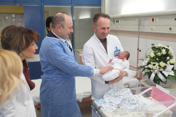 Újvidéken, hagyományosan, mindegyik újszülött kisbaba szüleit megjutalmazzák. A január 1-jén született babák után külön ajándék jár, az első idei baba szülei 300 ezer dinárt kaptak. Újvidék az egyetlen olyan város az országban, ahol a népszaporulati mutató meggyőző pozitivitást mutat. Ez mindenekelőtt a bevándorlásnak köszönhető, Szerbia településeinek 95 százalékában ugyanis az elvándorlás és az elöregedés jellemző