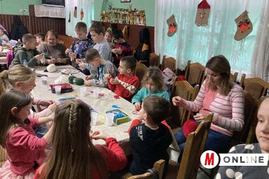 Kézműveskedés közben a gyerekek saját díszeket készítettek (Paraczky László felvétele)