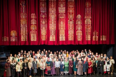 A Nemzeti Színház új függönye az alkotókkal (Fotó: Szabó Béla)