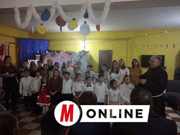 A műsor elején dr. Harmath Károly ferences rendi szerzetes köszöntötte az egybegyűleket (Fotó: Kancsár Izabella felvétele)