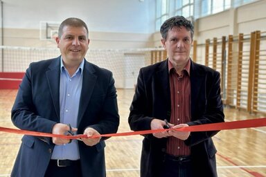 A felújított tornatermet Dragan Daničić, a magyarcsernyei község elnöke és Zoran Zukić, a Đura Jakišić Általános Iskola igazgatója adta át (Fotó: pallasradio.com)