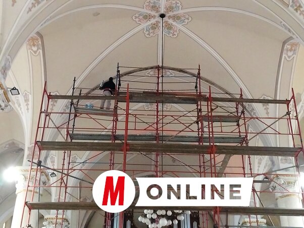 Komoly állványszerkezetről lehet csak kijavítani a mennyezetet (Fotó: Tóth Péter felvétele)