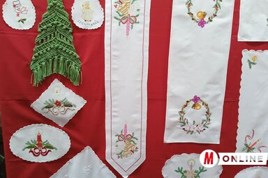 Hagyományos motívumok, kézzel készített terítők (Fotó: Paraczky László)