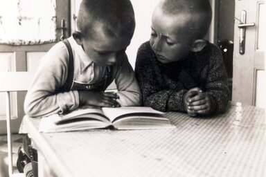 Olvasó gyerekek 1938-ból (Fotó: Fortepan / Fortepan/Album009)