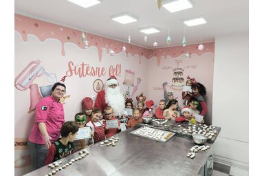 Még a Mikulás is bekapcsolódott a sütésbe (Fotó: Cseszkó Ibolya archívuma)