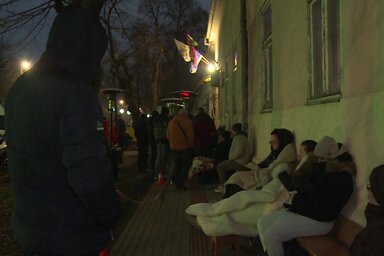 Hosszú sorban várakoznak az emberek Topolyán, hogy átadhassák jelentkezésüket az energiahatékonysági pályázatra (Fotó: Pannon RTV/Kucor Dejan)