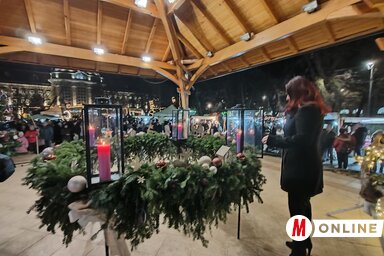 A zenepavilon körül és a főtéren zajló karácsonyi kavalkádra aranyvasárnap is rengetegen látogatta ki (Fotó: Horváth Zsolt felvétele)