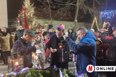 Msgr. Mirko Štefković, nagybecskereki megyéspüspök gyújtotta meg az utolsó gyertyát (Fotó: Horváth Attila felvétele)