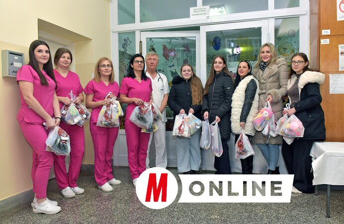 A kórház dolgozói és az iskolák képviselői (Fotó: Gergely Árpád felvétele)