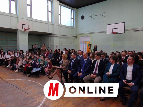 Benépesült a szajáni Móra Károly Általános Iskola tornaterme (Fotó: Vidács Hajnalka felvétele)