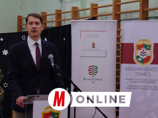 Dr. Pásztor Bálint, a Vajdasági Magyar Szövetséég elnöke is köszöntötte a közönséget (Fotó: Vidács Hajnalka felvétele)