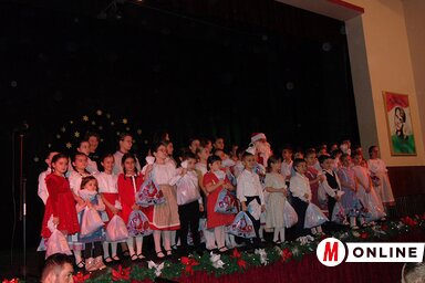 Közös képen a magyarcsernyei adys gyermekek/Vidács Hajnalka