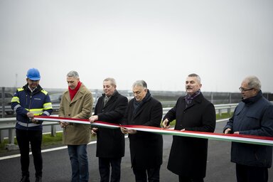 A szalag átvágása. Orbán Viktor miniszterelnök jobbról a harmadik, Lázár János közlekedési miniszter jobbról az ötödik (Fotó: MTI)
