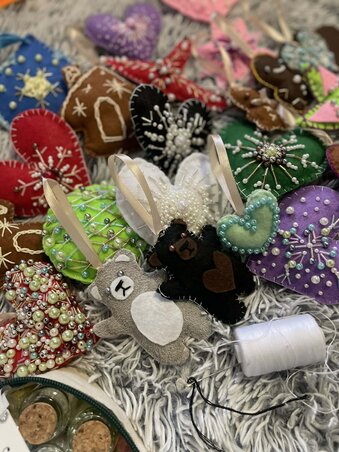 Rengeteg színes karácsonyfadísz készült/Fotó: Végső Vivienn