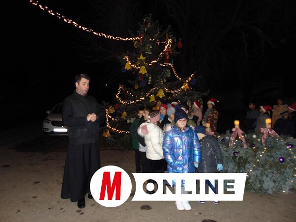 A fenyőt ft. Csipak Csaba atya áldotta meg (Vidács Hajnalka felvétele)