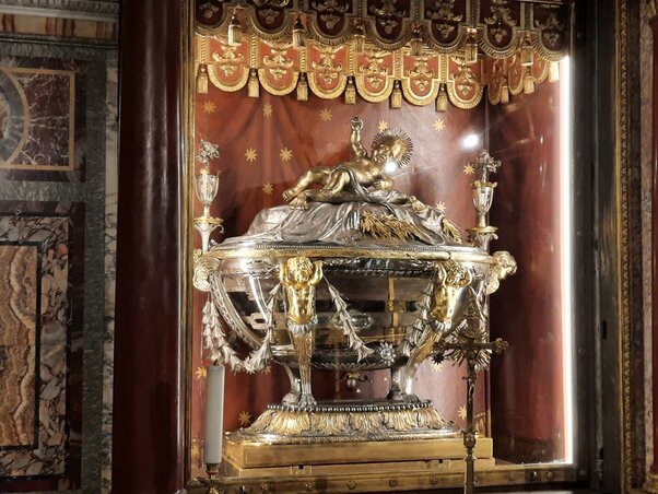 Az ezüsturna, benne a jászolereklye