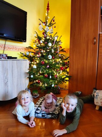 A kis Jázmin első, egyben utolsó karácsonya szegedi otthonukban (Családi archívum)