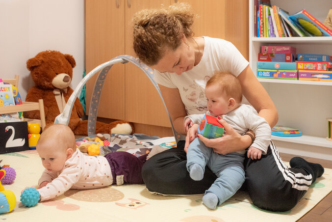 Krisztina munka után délutánonként egy háromgyermekes családnál segédkezik az ikrek körül/Lengyel Árpád