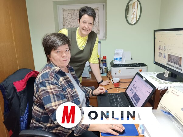 Huber Varmuzsa Anikó gyógypedagógus és Cipó Rózsa az igazgatói irodában/Kazinczy Paszterkó Diana