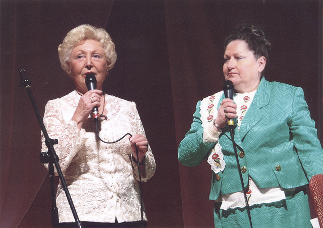 Miután megszűnt a József Attila Kultúrkör, Pintér Verát a „Petőfibe” vitte amatőr karriere. A fotón jó barátnője, Bába Lúcia társaságában látjuk az újvidéki Petőfi Sándor Magyar Művelődési Egyesület fennállásának 75. éve alkalmából megrendezett ünnepségen, 2007 júniusában.