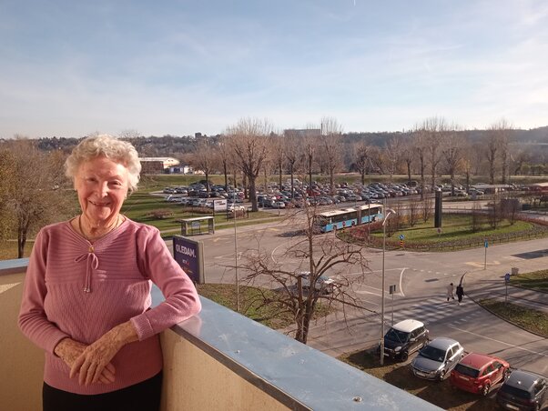 Vera néni legalább másfél kilométert gyalogol naponta, de gyakran többet is. A Strand bejáratától néha elsétál a Péterváradi hídig meg vissza, a kocogóösvényen. Leginkább naplementekor: a szeme érzékeny a napfényre, úgyhogy amikor visszafelé jön, addigra a nap már lebukik a sétány mögött, így nem aggat – mondta.