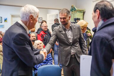 Žarko Mićin polgármester is ott volt az Újvidéki Nyugdíjasegyesület közgyűlésén, amelyen az év tevékenységeit értékelték (Fotó: novisad.rs)