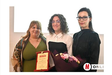 A Magyar Szó Feltörekvő Tehetség díjának átvételekor Erdődi Edvina igazgatóval és Pesevszki Evelyn főszerkesztővel/Ótos András felvétele