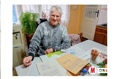 Etelka néni máig őrzi a régi dokumentumokat (Bajić Jenei Klementina felvétele)