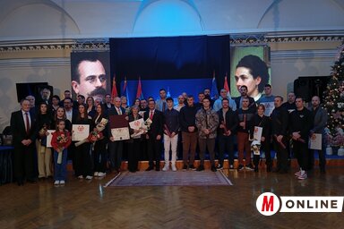 Közös képen a díjazottak és a köszönőlevelesek (Fotó: Vidács Hajnalka felvétele)