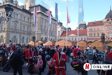 Az idén is motorosfelvonulással örvezdeztették meg az újvidéki bikerek a gyerekeket, a motoros Mikulások (Fotó: Szeli Balázs felvétele)