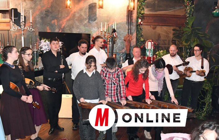 A Bimalló citerazenekar vidám dalcsokrot adott elő (Fotó: Paraczky László felvétele)