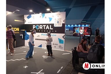 Virtuális világban. A kívülállók csak egy összevissza hadonászó személyt látnak, furcsa szerkezettel a fején (Szeli Balázs felvétele)