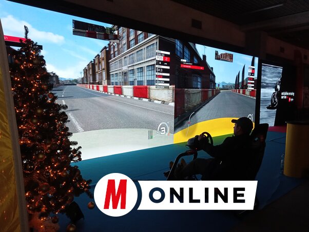 Monacóban vagy Szingapúrban vagyok? Valójában egy kelet-európai város elsötétített vásárcsarnokában, ahol több tucat hasonló „sofőr” rángatja mellettem a művolánt, de mégis úgy érzem magam, mint Lewis Hamilton  (Szeli Balázs felvétele)