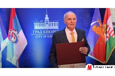 A Városdíjat, Nagykikinda legrangosabb elismerését dr. Antal Zoltán fül-orr-gégész vette át (Vidács Hajnalka felvétele)