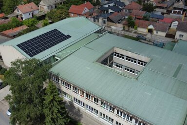 Napelemek a kishegyesi iskola tetején (Fotó: Kishegyes község önkormányzata)