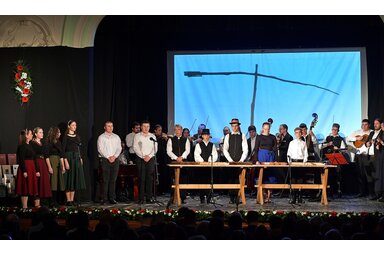 Az Anador szép Anna című vajdasági népzenei produkció előadói (Fotó: VMMI)