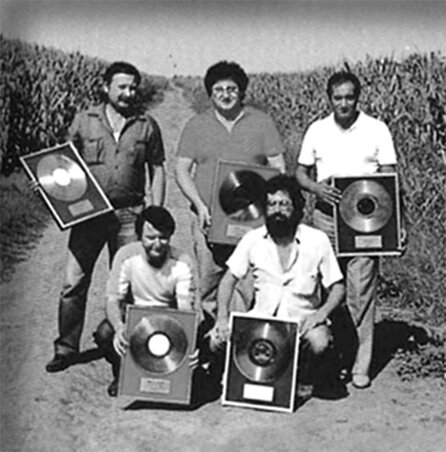 Az együttes tagja a nyolcvanas években az arany, a platina és a gyémánt lemezekkel (Fotó: A 3+2 archívuma)