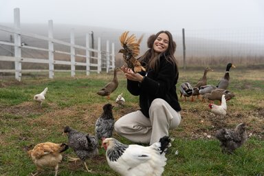 Mosolygós találkozás a tanya lakóival egy ködös reggelen/Lengyel Sándor felvétele