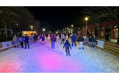 A Téli varázslat egyik legnépszerűbb eleme a műjégpálya (Varga Zoltán felvétele)
