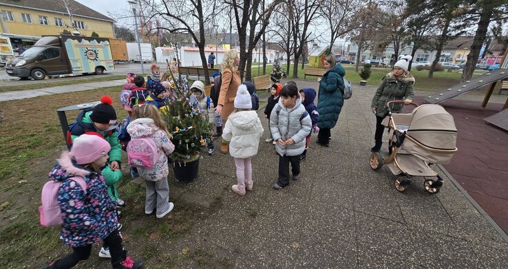 Közös fenyőfadíszítés Temerin központjában (Varga Zoltán felvétele)