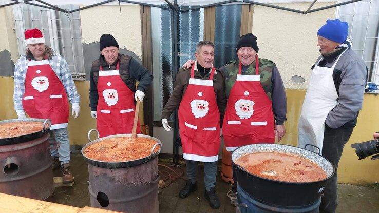 Hagyományos halászléosztás a Kárász Sporthorgász Egyesület szervezésében (Varga Zoltán felvétele)