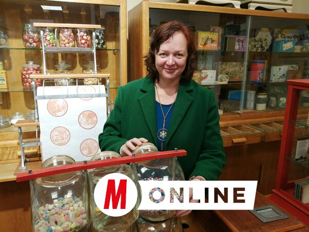 A mosolygó szerző közelről is megvizsgálja a tudnivalókat