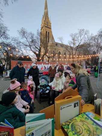 A Juhász Erzsébet Könyvtár szervezésében olvasásnépszerűsítő foglalkozást tartottak a korcsolyapályánál (Fotó: Facebook)