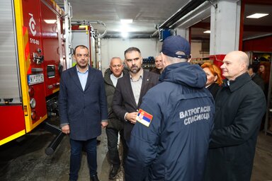 Žarko Mićin polgármester ellátogatott az éjszakai szolgálatot teljesítő egységekhez, és a helyszínen tájékozódott a város közbiztonságának és közrendjének helyzetéről (Fotó: novisad.rs)