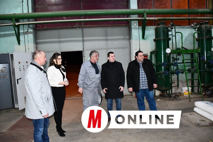 A távfűtő művekben Habina Zoltán ügyeletes dolgozó fogadta az önkormányzat képviselőit