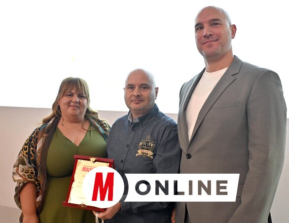 Keceli Róbert az Év Munkatársa díjjal Erdődi Edvina igazgatónő és Galambos Tibor beruházásokért és általános  ügyekért felelős segédigazgató társaságában/Ótos András felvétele