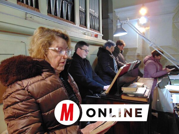 A karácsonyi éjféli misén a kórus néhány tagjával/Vidács Hajnalka felvétele