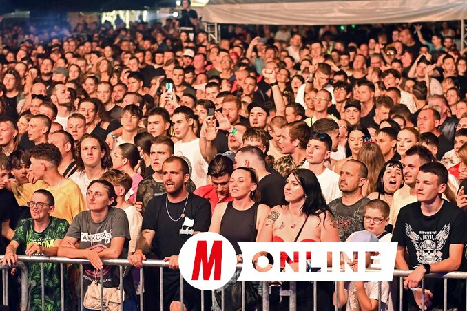 Ahogy leszáll az este, ezrek gyűlnek össze, hogy együtt hallgassák a neves előadókat (Ótos András felvétele)