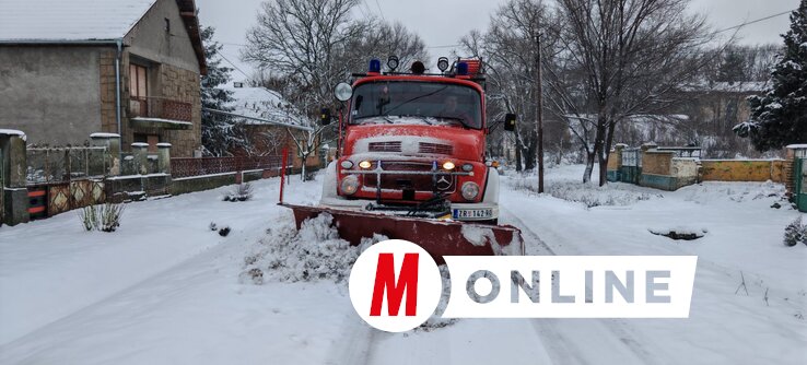 Magyarcsernyén az Önkéntes Tűzoltó-egyesület kamionja szeli az utcákat (Fotó: Vidács Hajnalka felvétele)